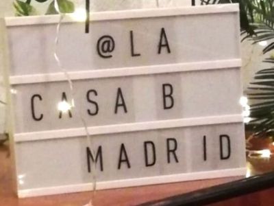 Comedia en el salón de una casa como nunca la has&nbsp;visto.